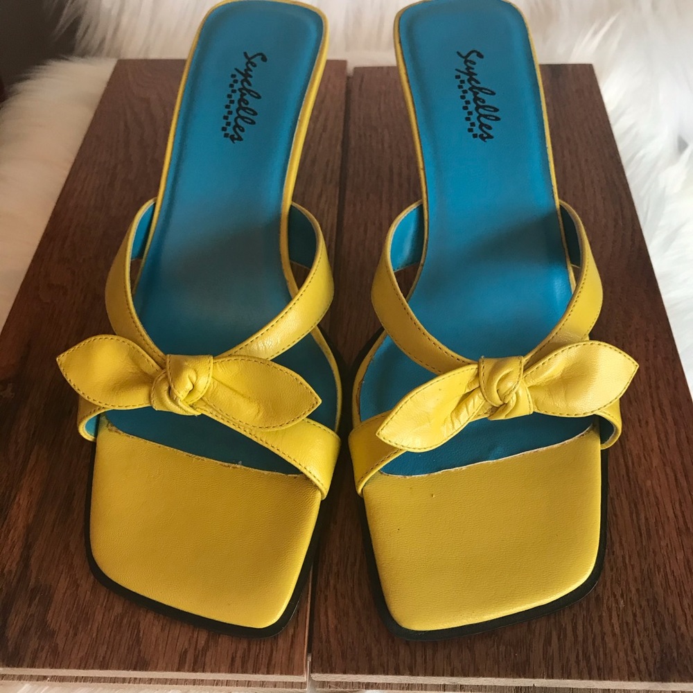 Women bowtie slides.